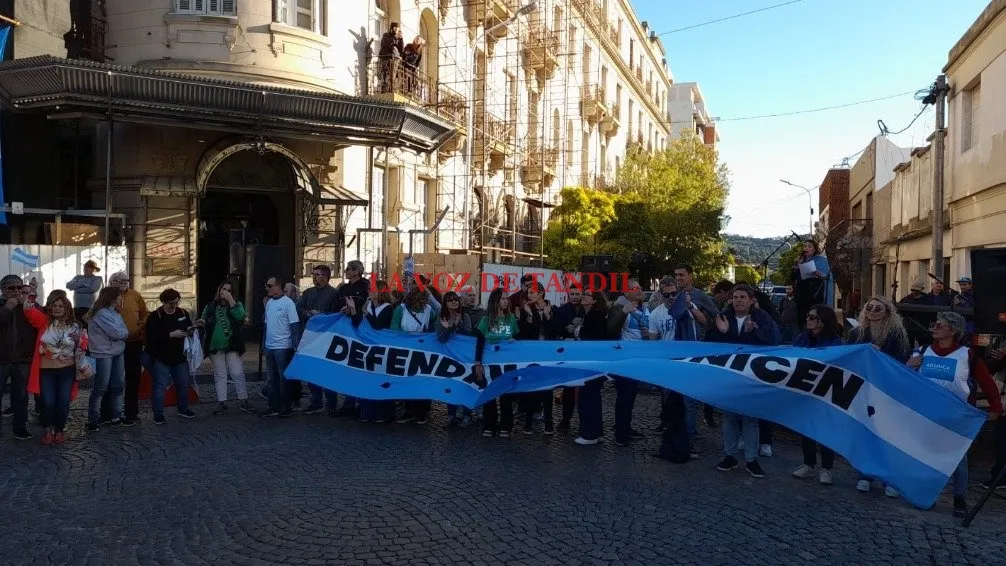 Con un enorme apoyo popular, se desarrolló la Marcha Nacional Universitaria en Tandil
